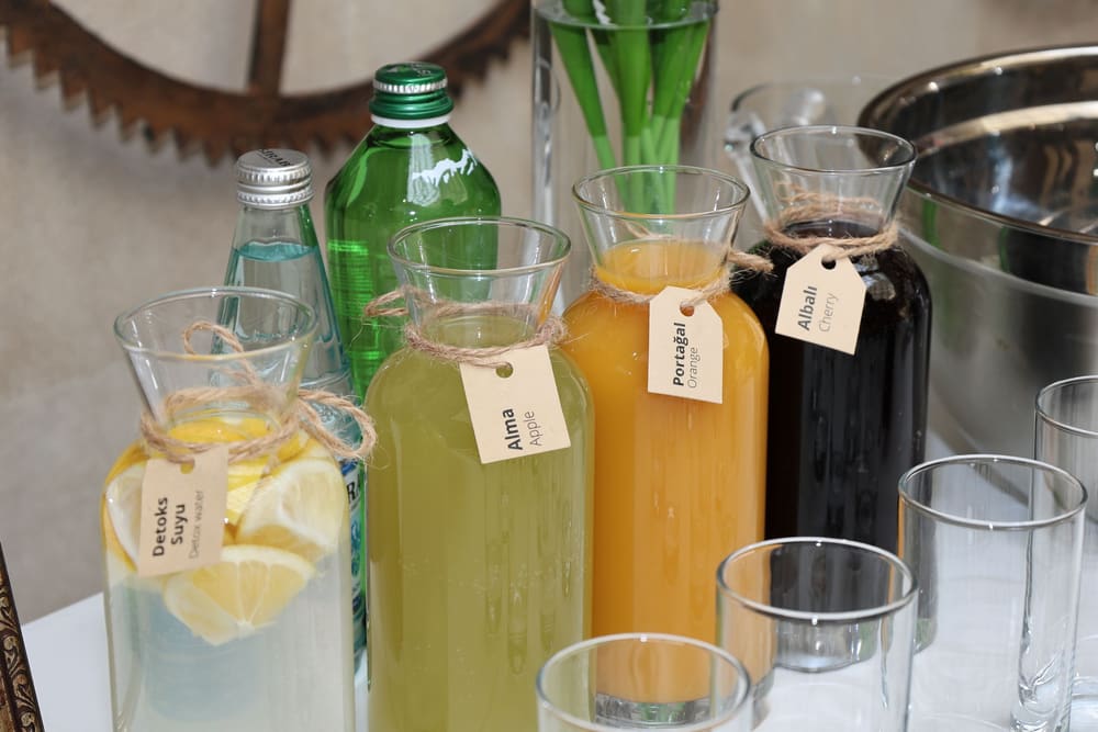 Bottiglie di succhi di frutta, acqua e bibite analcoliche